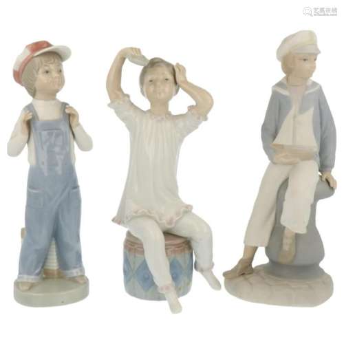 (3x) Children figurine.