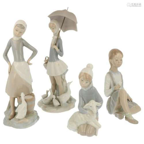 (4x) Children figurine.