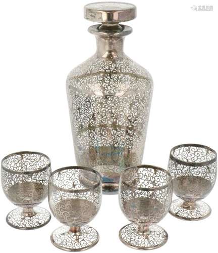 Decanter with 4 glasses.