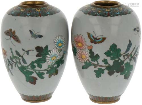 (2x) Vases.