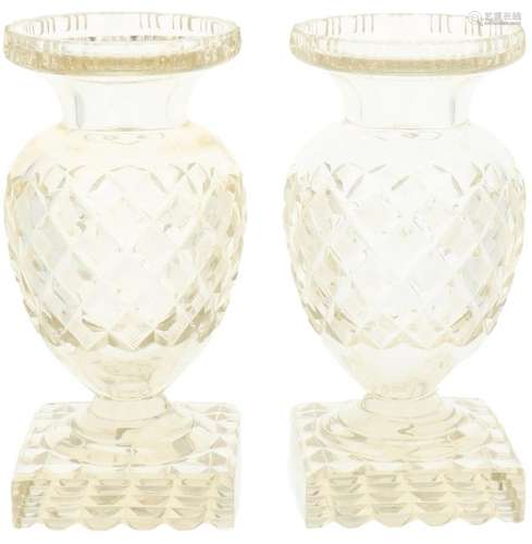 (2x) Baluster-shaped glass vases on foot.