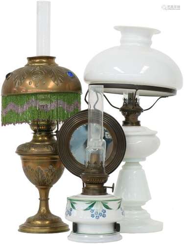 (3) -Piece lot oil lamps.