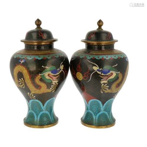 (2x) Decorative vases with lid.