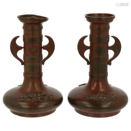 (2x) Bronze vases.