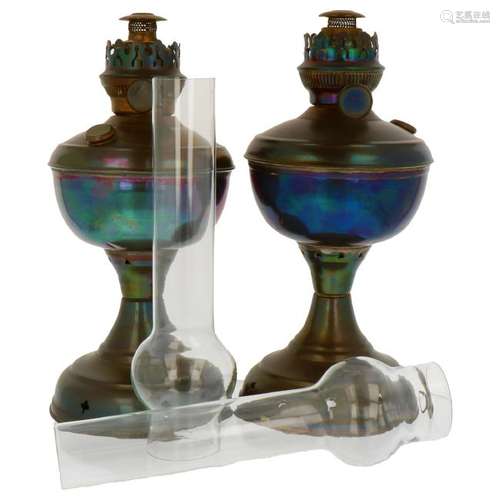 (2x) Oil lamps.