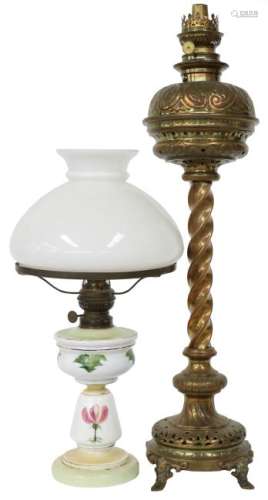 (2x) Oil lamps.