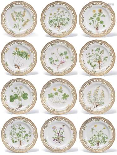 12 assiettes Flora Danica de la fabrique Royal Copenhaguen Denmark, à bordures [...]