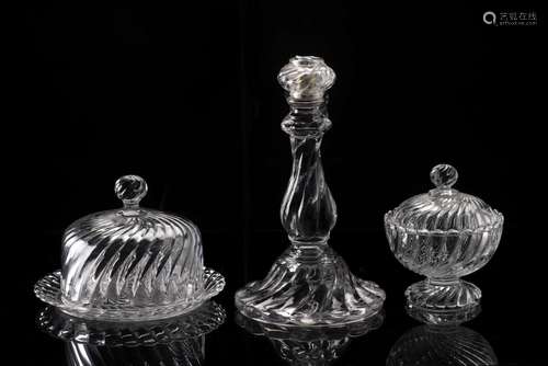 Cristal de Baccarat moulé à godrons comprenant: - 1 bonbonnière à couvercle H. [...]