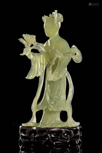 Sculpture en new jade vert d'une jeune femme tenant une branche fleurie dans sa main [...]