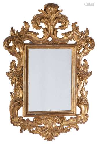 Miroir rectangulaire à décor en bois sculpté et stuc doré de volutes, feuillages [...]