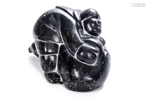 Sculpture Inuit d'un personnage sur un phoque signée SEMEONEE E9960 H. 11.5x19.5x13 [...]