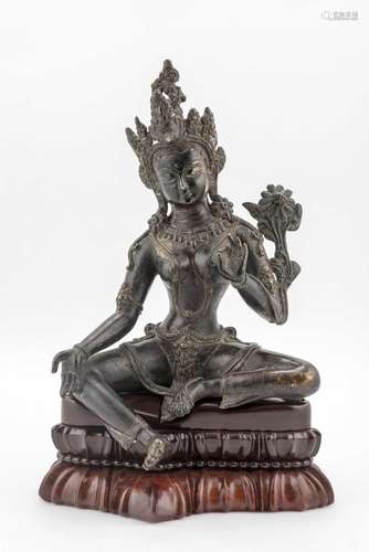 Tara verte en bronze plein à patine brune du Tibet assise en Lalitāsana ou [...]