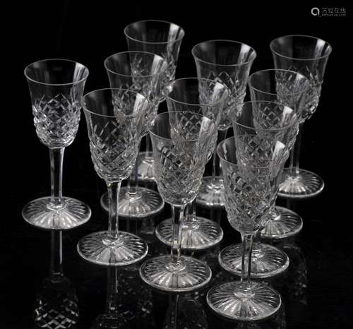 Verres en cristal de Baccarat taillé en pointe de diamant comprenant: -16 verres à [...]