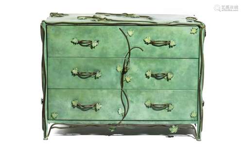 Commode à trois tiroirs en métal peint en vert ornée de lianes et feuilles de [...]