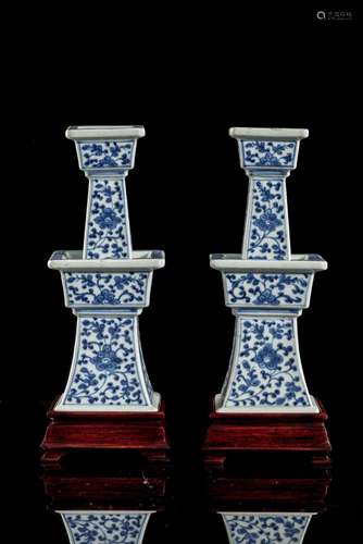 Paire de bougeoirs carrés en porcelaine de Chine à décor en bleu et blanc de [...]