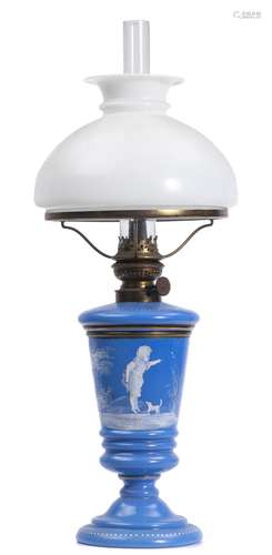 Lampe à pétrole composée d'un corps en faience bleu et dessin en camaïeu de blanc [...]