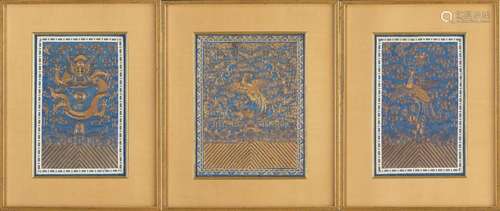 Trois broderies de fils métalliques sur fond bleu encadrés avec caractères Shou [...]