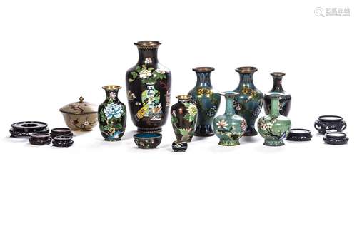 8 vases de Chine à décor de fleurs ou dragons en cloisonné sur champ noir, bleu, [...]