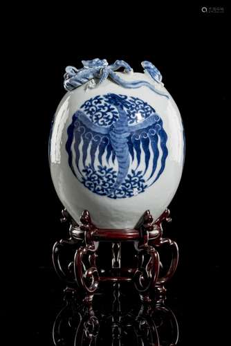 Vase en forme d'œuf à décor en bleu et blanc de phénix végétaux dans des [...]