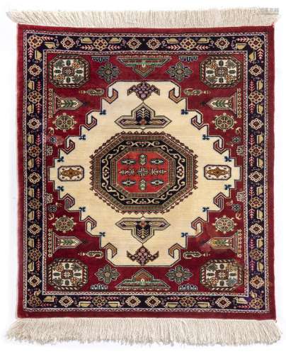 Petit tapis Iranien en soie médaillon central à motif géométrique sur champ [...]