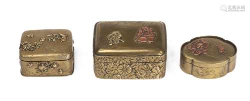 Trois boîtes Kobako 小箱 en bronze du Japon avec inclusions de cuivre et d'argent. [...]