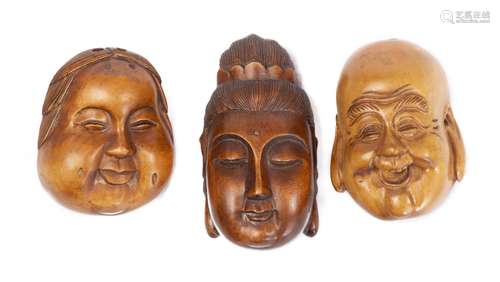 Trois netsuke en bois de buis. Têtes de Bouddha. Netsuke d'un Bouddha à l'avers et [...]