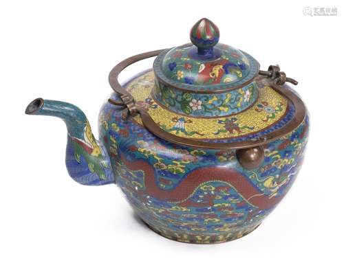 Grande théière en cloisonné de Chine à décor d'un phénix et d'un dragon sur [...]