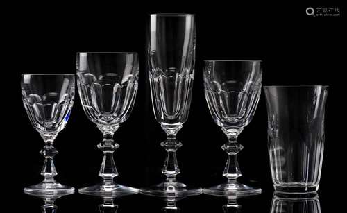 Ensemble de verres en cristal taillé écossais comprenant : - 24 verres à vin rouge [...]