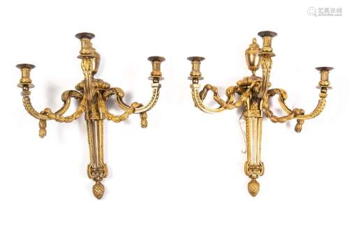 Paire d'appliques Louis XVI en bronze doré ciselé à trois bras de lumière à [...]