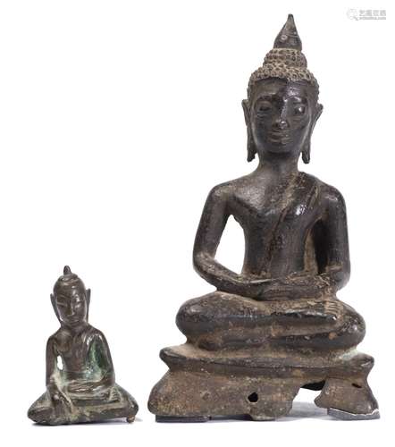 Deux bouddhas en bronze de Thaïlande. H. 6.1 cm & H. 15.3 cm - - Arts d'Asie Art [...]