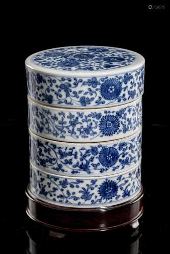 Boîte cylindrique en porcelaine de Chine à 4 compartiments à décor en bleu et [...]