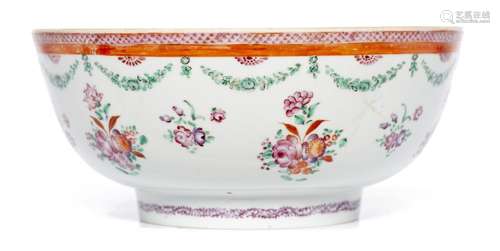 Bol en porcelaine de la Compagnie des Indes à décor en famille rose de guirlandes [...]