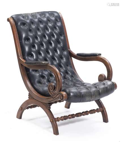 Fauteuil en bois d'acajou sculpté et accotoirs à crosse, recouvert de cuir noir [...]