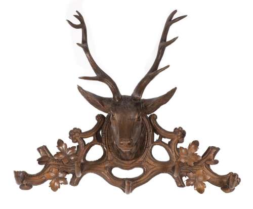 Porte-manteau orné d'un trophée de cerf en bois sculpté de Brienz. H. 79x30x27 cm [...]