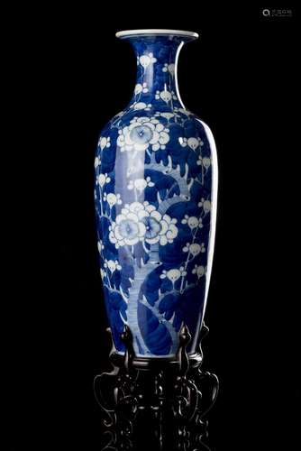 Vase en porcelaine de Chine à décor en bleu et blanc de fleurs de prunier sur fond [...]