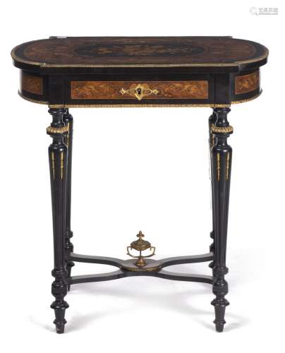 Table à ouvrage de style Nap. III en bois noirci, garniture en bronze doré et [...]