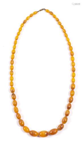 Collier de boules d'ambre de forme ovoïde. L. 39.5 cm Poids : 56 g. - - [...]