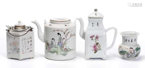 Ensemble de porcelaines de Chine XXe comprenant : - une théière hexagonale à [...]