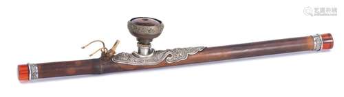 Pipe à opium en bambou avec montures en métal argenté et embouts imitation ambre. [...]