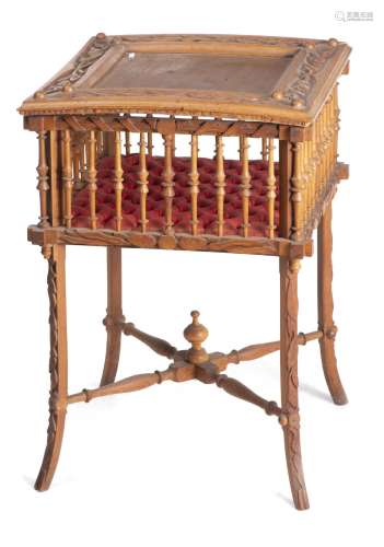 Table à ouvrage en bois sculpté à décor de feuillage, panier visible et pieds [...]