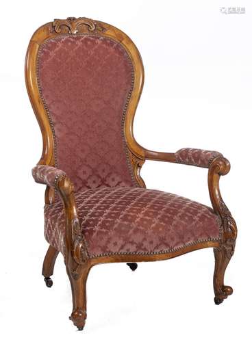 Fauteuil voltaire à haut dossier en noyer sculpté de motifs végétaux, recouvert [...]