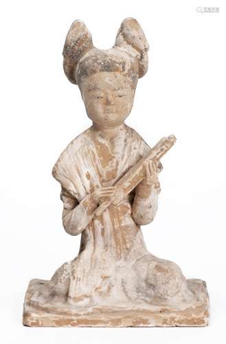 Figurine en terre cuite de style Tang, représentant une musicienne assise jouant [...]