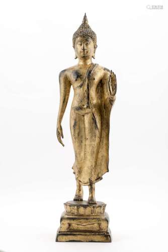 Bouddha debout marchant de Thaïlande de style Ayuthaya en bronze laqué doré. H. [...]