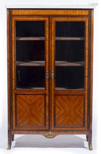 Bibliothèque vitrine de style Louis XVI. H. 155x91x37 cm - - [...]