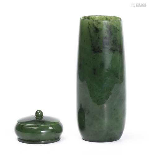 Vase oblong et petite boîte avec couvercle en jade néphrite vert épinard. Vase H. [...]