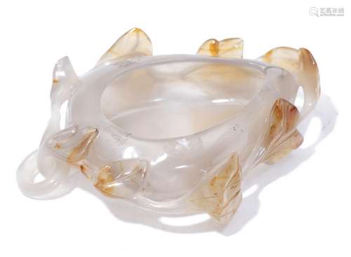 Lave-pinceau de Chine en agate en forme de pêche, ceint par une couronne de feuille [...]