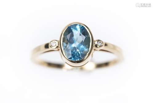 Bague en or jaune .750 avec 1 topaze bleue de 1.5 ct et deux diamants pour un total [...]