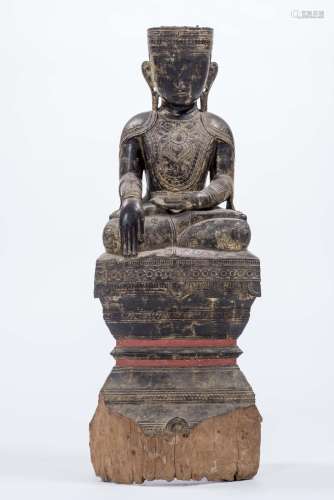 Bouddha birman en bois laqué noir, rouge et or, XVIIIe-XIXe. H. 78 cm. - - Arts [...]