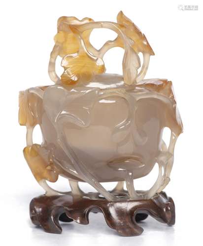 Vase de Chine en agate à décor de branches de feuillage. H. 11x10x5.9 cm - - [...]