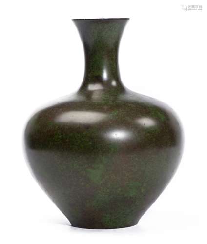 Vase en bronze du Japon de l'ère Meiji à patine verte et rouge. Signé sous la base [...]